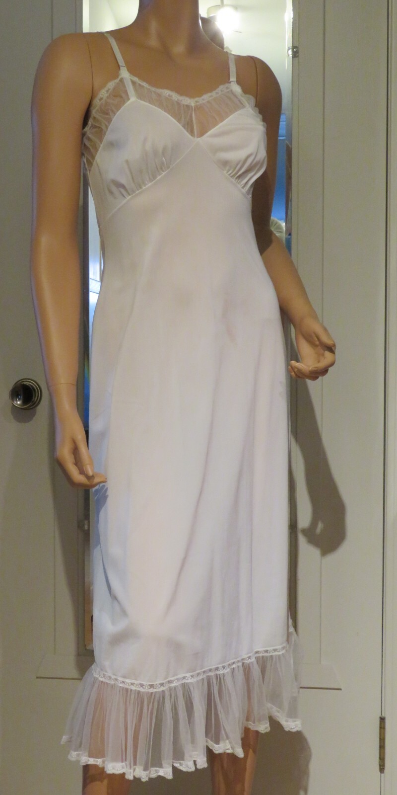 Full-Slip Luxite 39″ Long Nylon Size 34 EUC Tulle Ruffled Hem