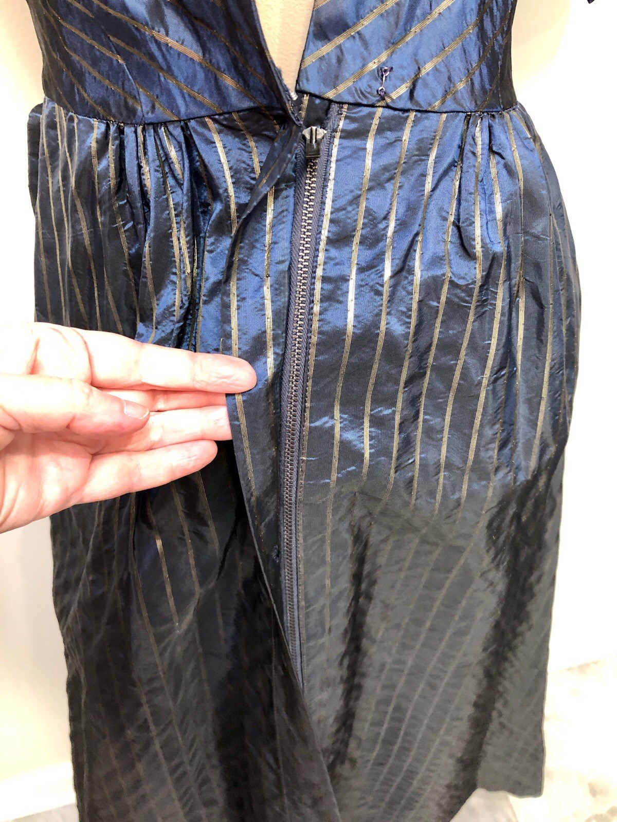 VTG 1940s RAYON SHARKSKIN *GOLD METALLIC STRIPED Shimmery ZIPPER FRONT DRESS XXS