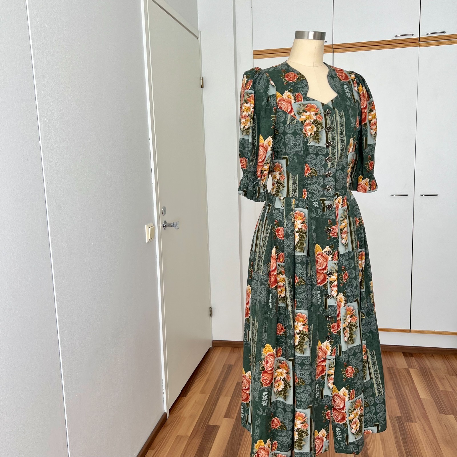 1980s Vintage German Dirndl Dress Floral Bavarian Folk Puff Sleeves Midi EU 40