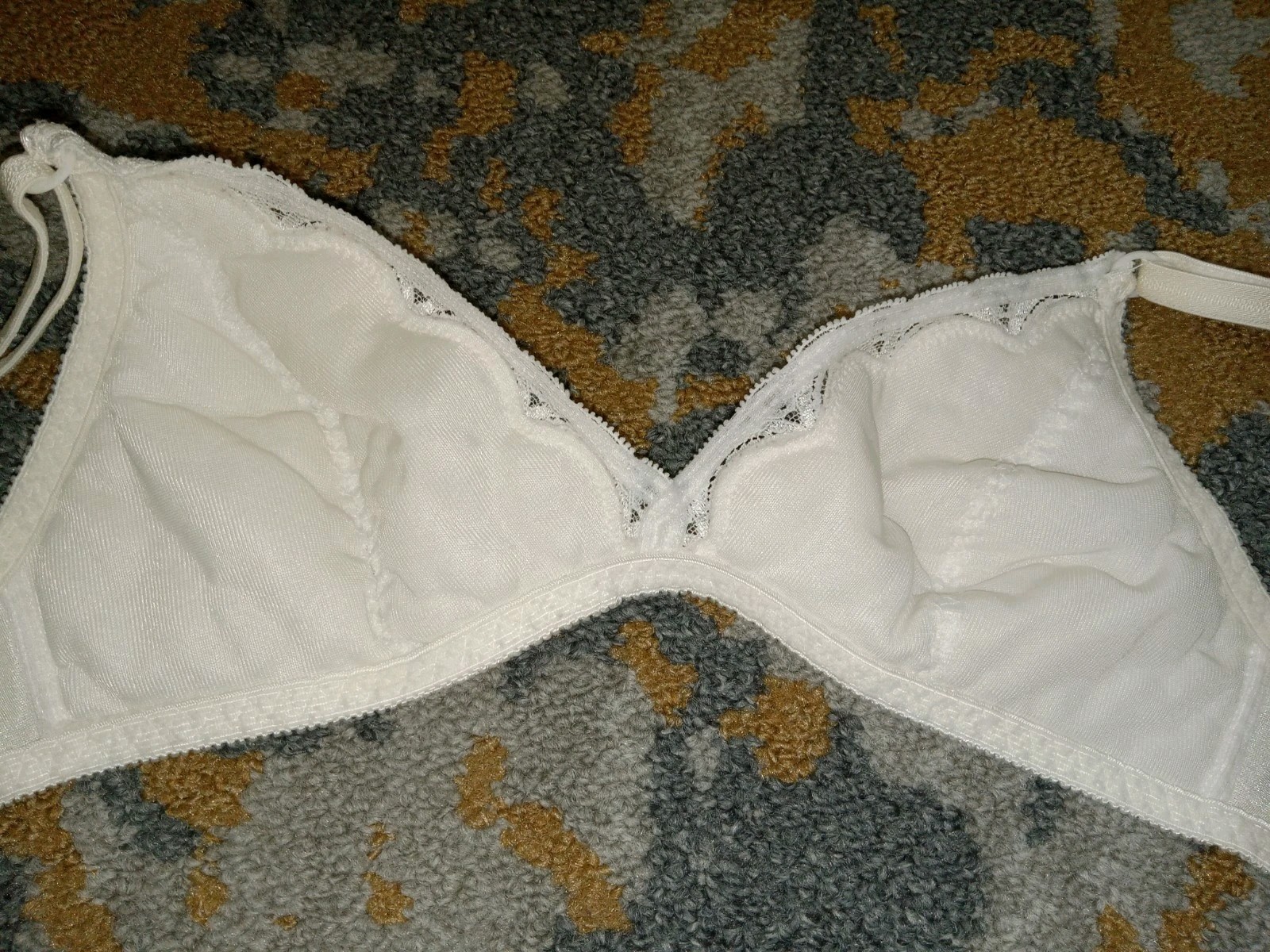Vintage Adonna Bra 2901 White Satin Lightly Padded Wireless 34A USA Soft Cups