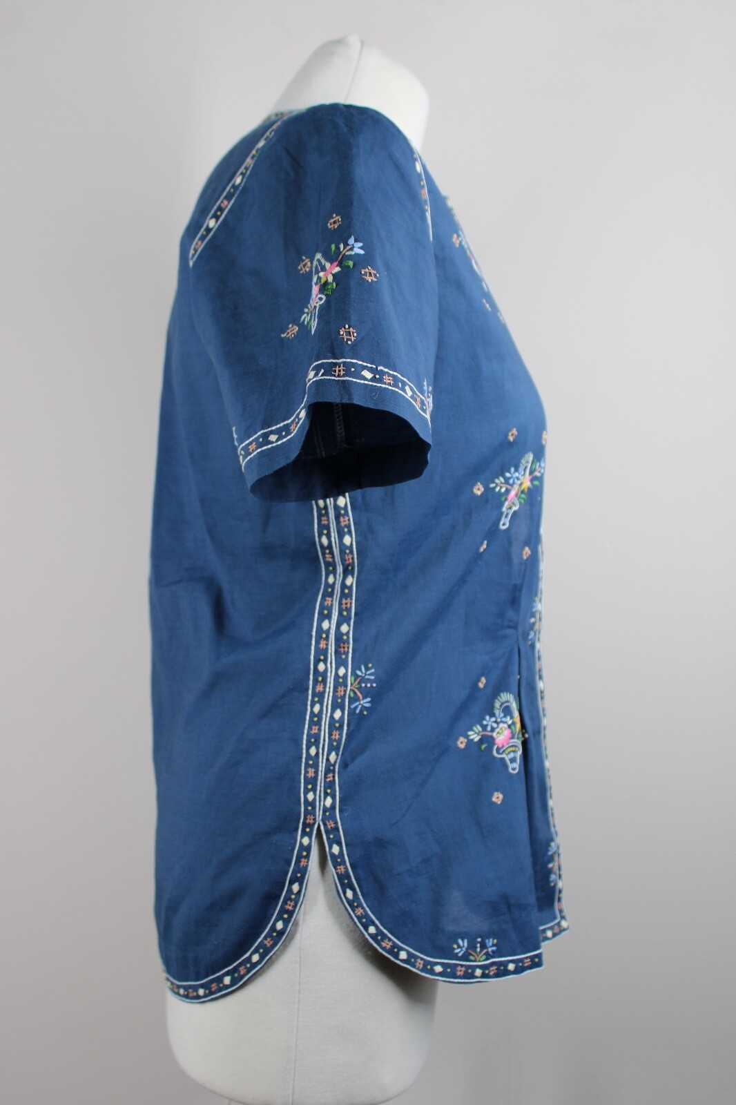 Vtg Peacock M Chinese Blue Embroidered Floral Bouquet Basket Short Sleeve Top