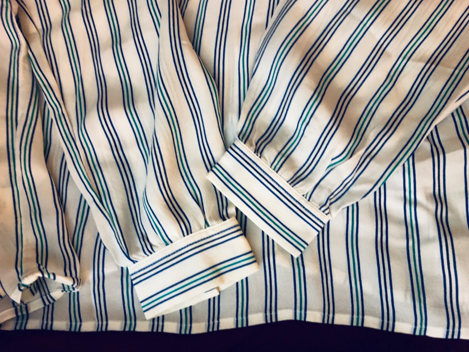 Women’s size 10 long sleeve Liz Claiborne rayon blouse 25” length chest 22″
