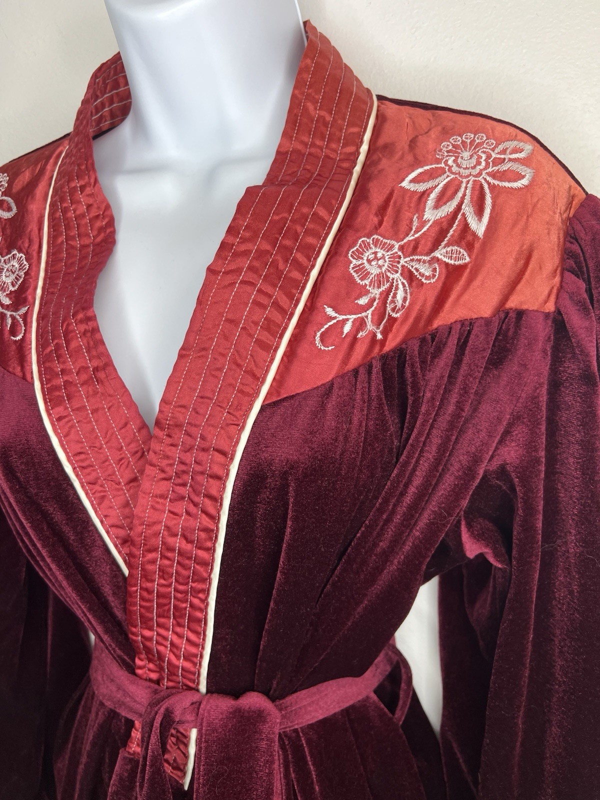Vintage Anne Leslie Robe Small Burgundy Velvet Satin Embroidered Excellent USA