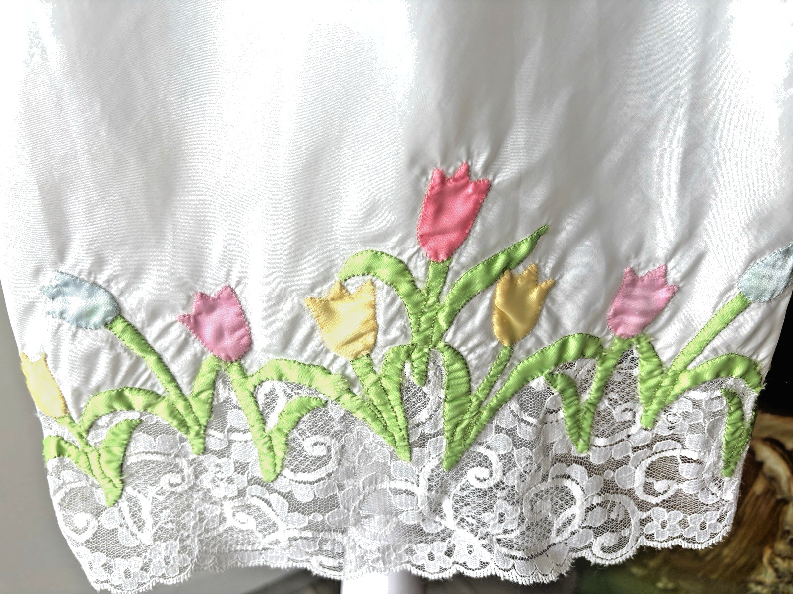 VTG „ODETTE BARSA” SLIP, 25″ LONG, APPLIQUES & LACE, HAND MADE PORTUGAL,50S
