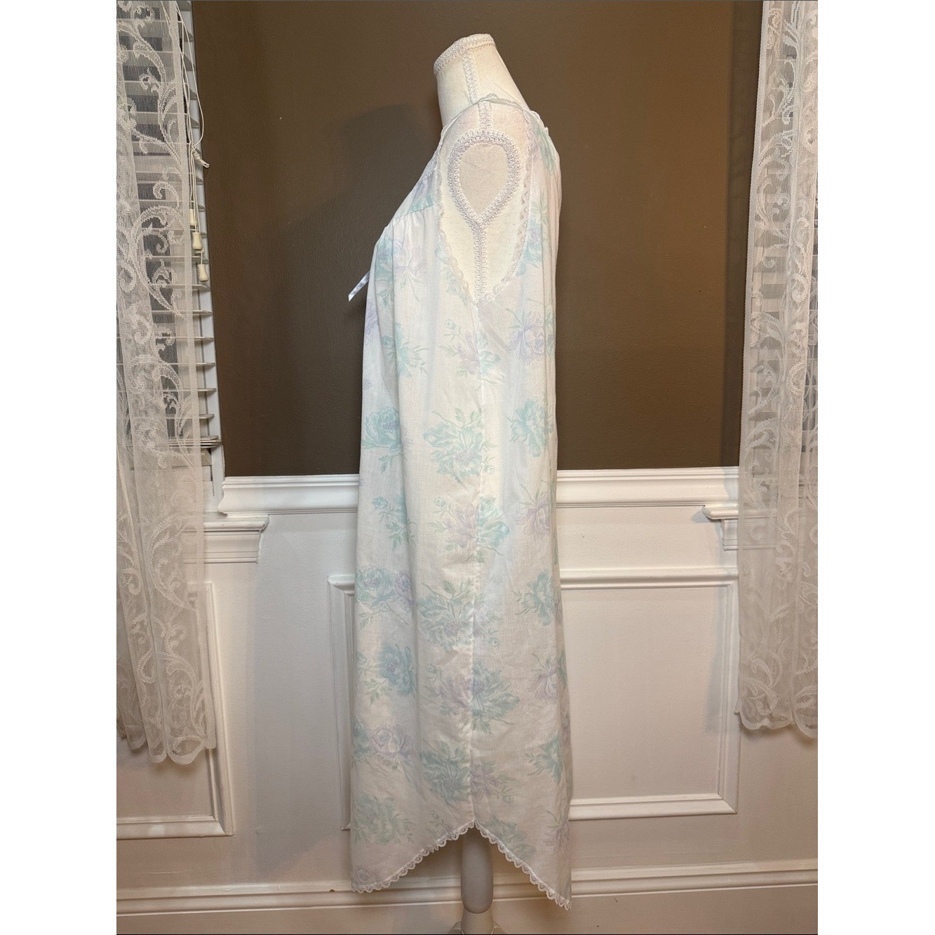 Vintage Cachet Floral Lace Nightgown White Blue Purple Midi M/L