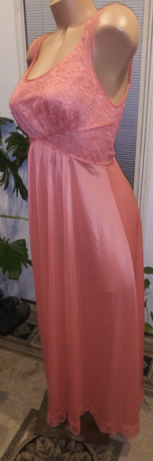 VTG SILKY FROSTED SHINE SHEER CHANTILLY LACE GOWN DRESS NIGHTGOWN 36″ S