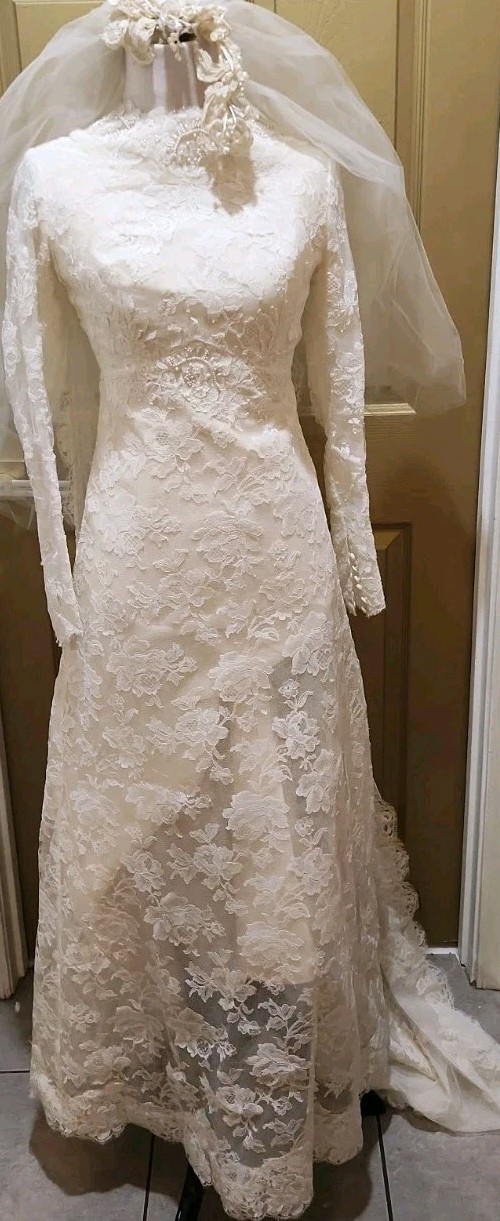 VTG 1960s Alfred Angelo Edythe Vincent Lace Gown Veil Set