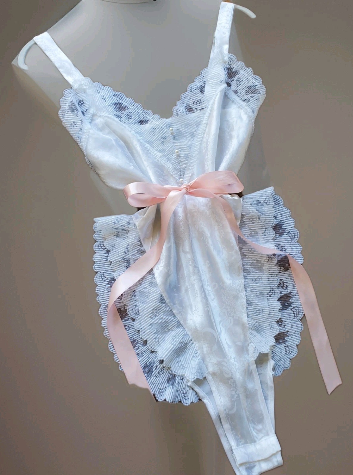 STUNNiNG VTG LAUREN ALEXANDRA WHiTE SATiN BOW PRiNT LiNGERiE TEDDY BODYSUiT