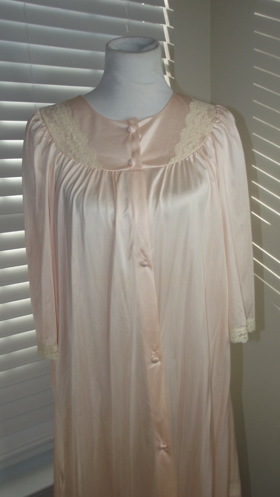 SAN SOUCI VINTAGE ROBE Short House Coat – PEACH SIZE MEDIUM – Button Up Lace