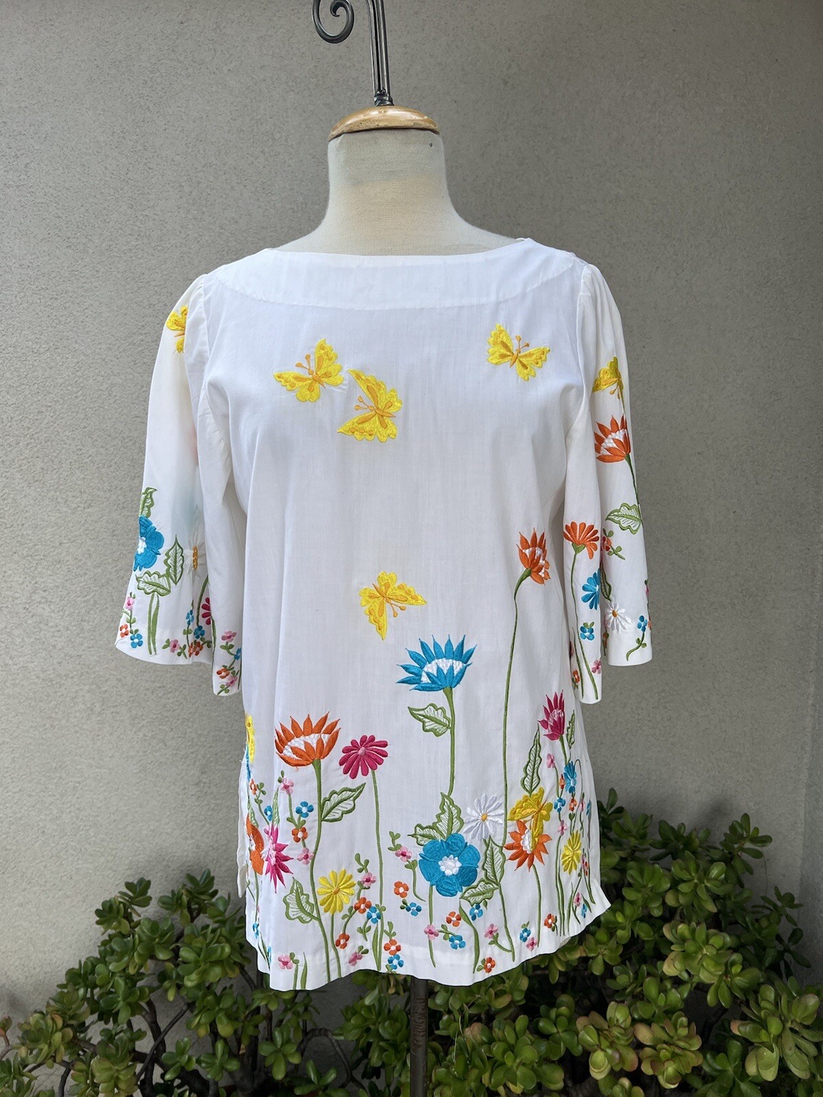 Vtg Boho Top Chuchi embroidered Colorful floral white Size Small