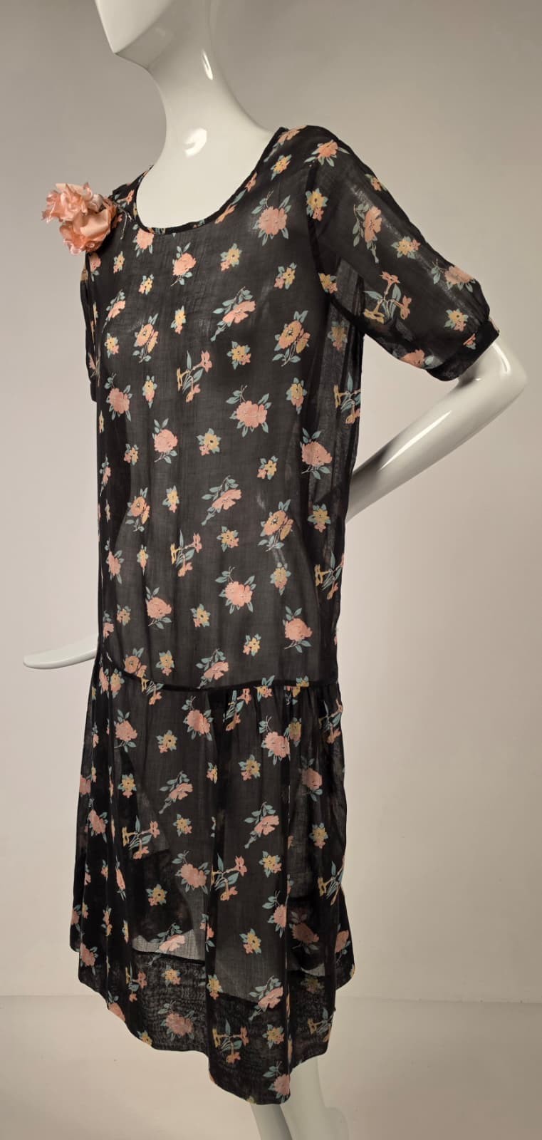 1920’S FLORAL PRINT BLACK MUSLIN DRESS W FLORAL BROOCH