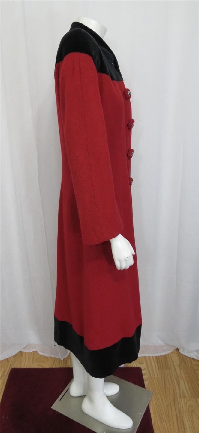 Pauline Trigere Extremely rare 1940’s designer wool and velvet coat. US size M