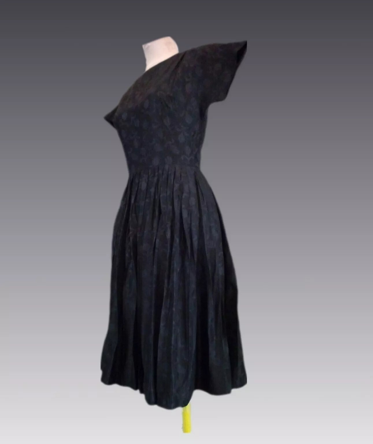 VTG 50s Fit To Flare Swing Cocktail Dress In Timeless Black w Tulip Back Print S