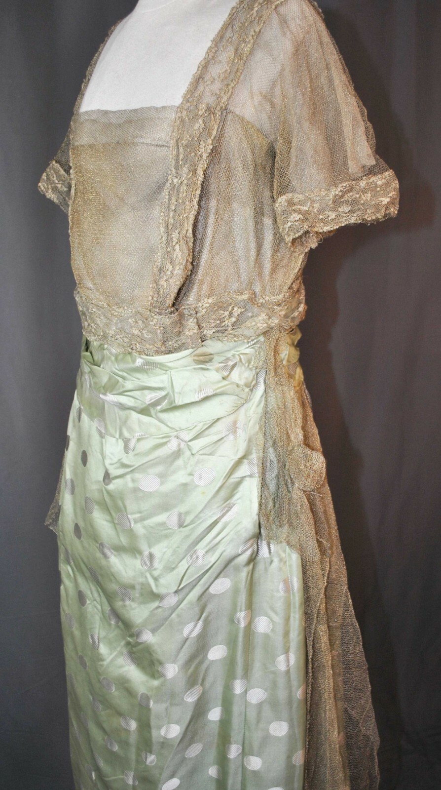 FLAPPER SILK SATIN EVENING DRESS, 1920s, METALLIC LACE TRIM AND NETTING