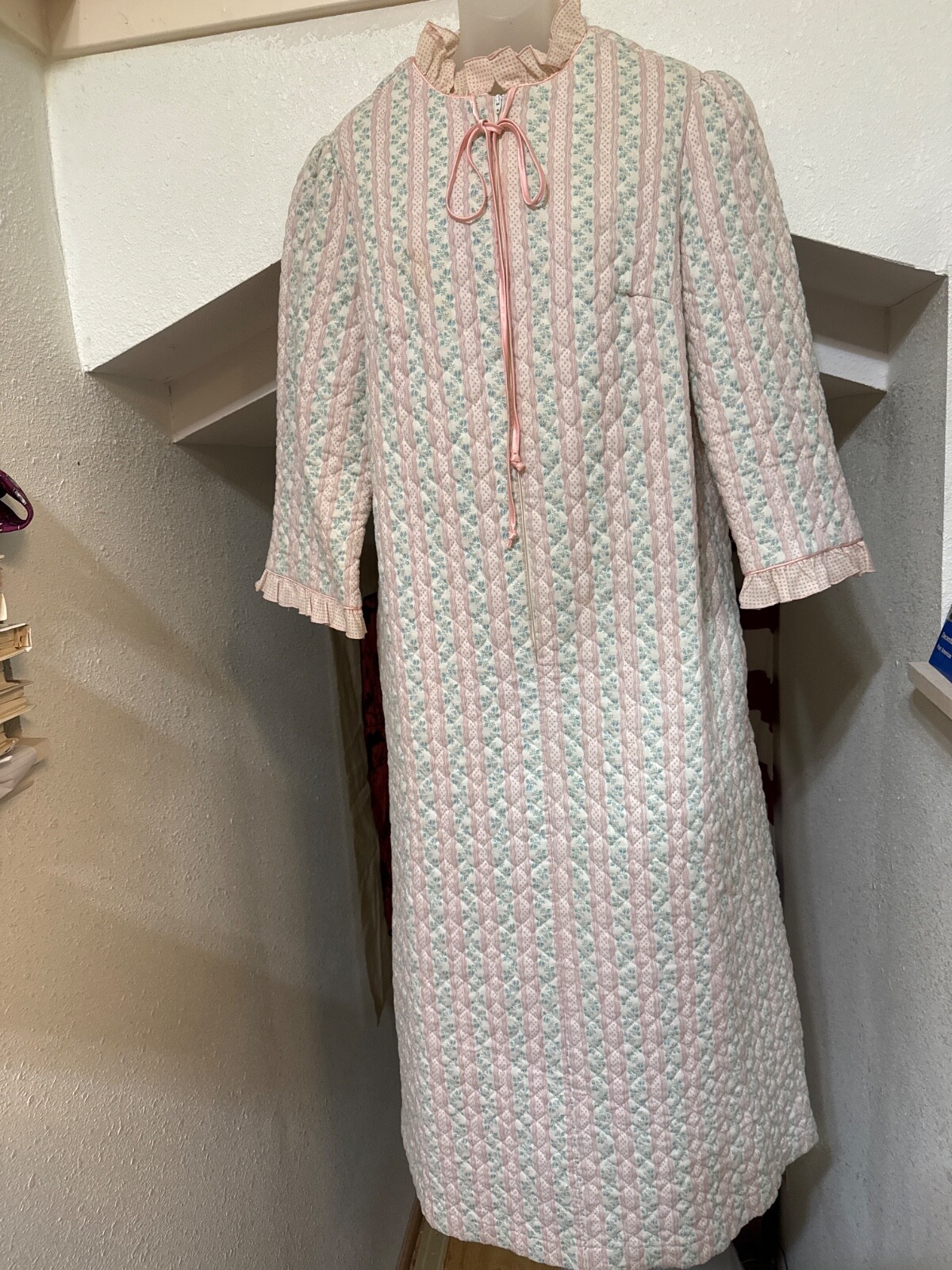 VTG 60s Mu Mu House Coat Dress Womens LARGE Evelyn Pearson Quilted Pink Floral