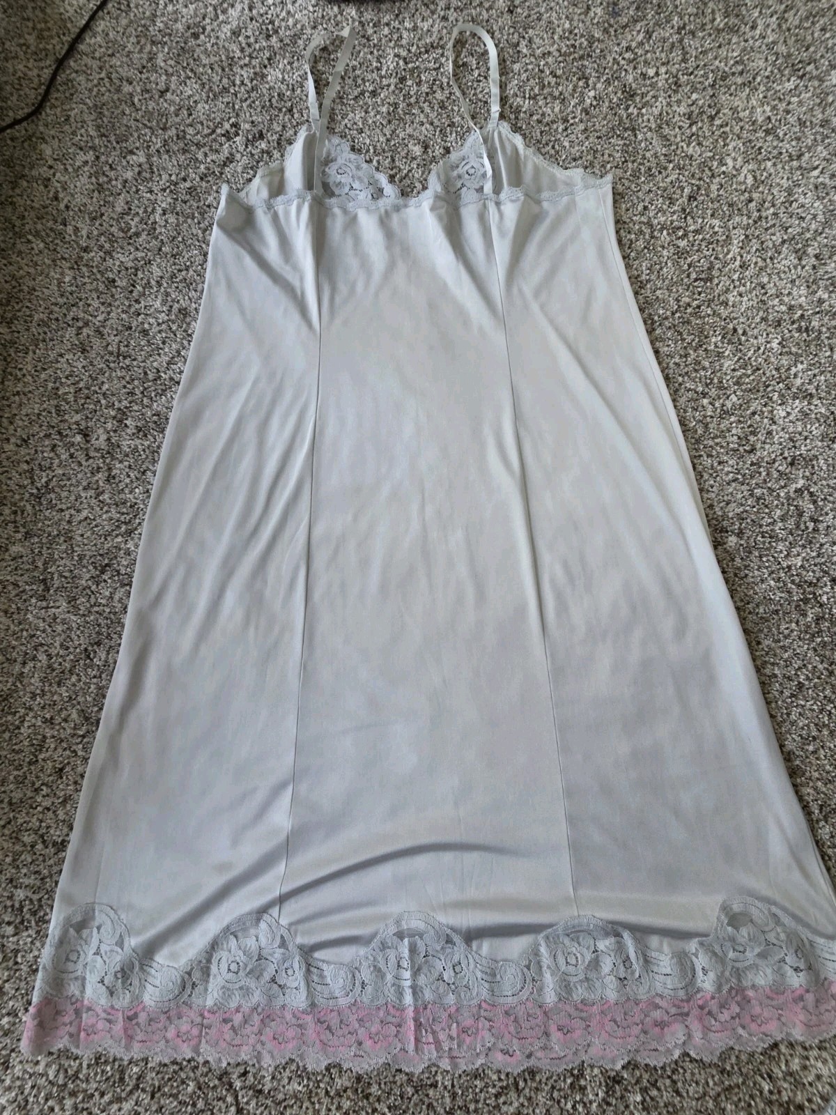 Vintage Vanity Fair Size 40 L Full Slip Dress Light Silver Gray Pink Lace Antron