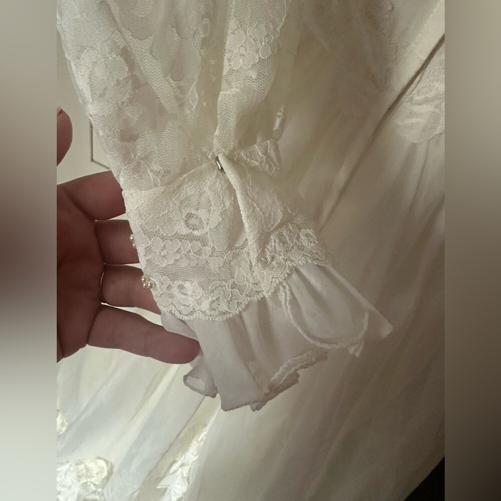 Vintage IGLWU Wedding gown size 6 lace ruffles waterfall beads train
