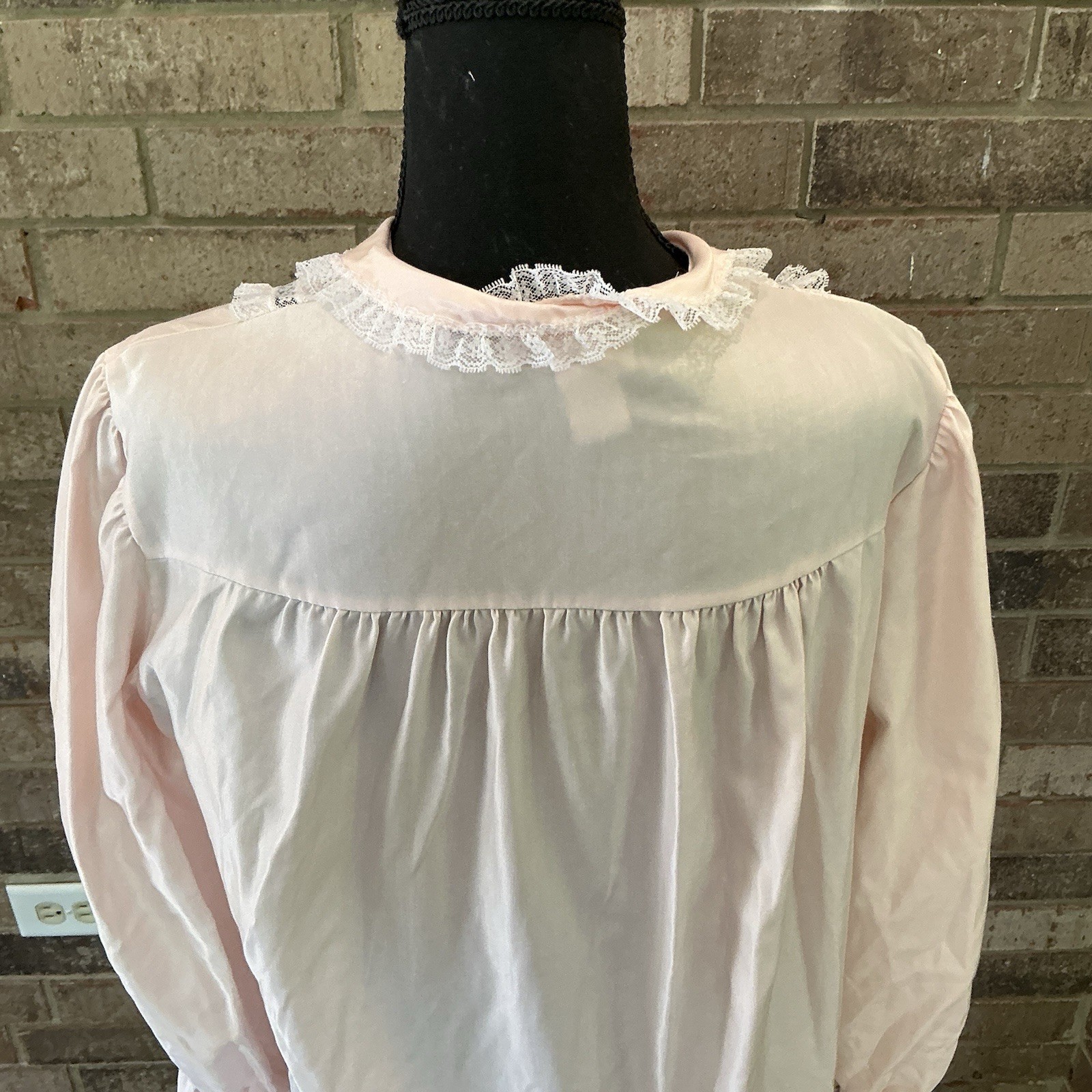 Size M – VINTAGE Barbizon Cuddleskin White Nightgown Long Sleeve Collared #23609