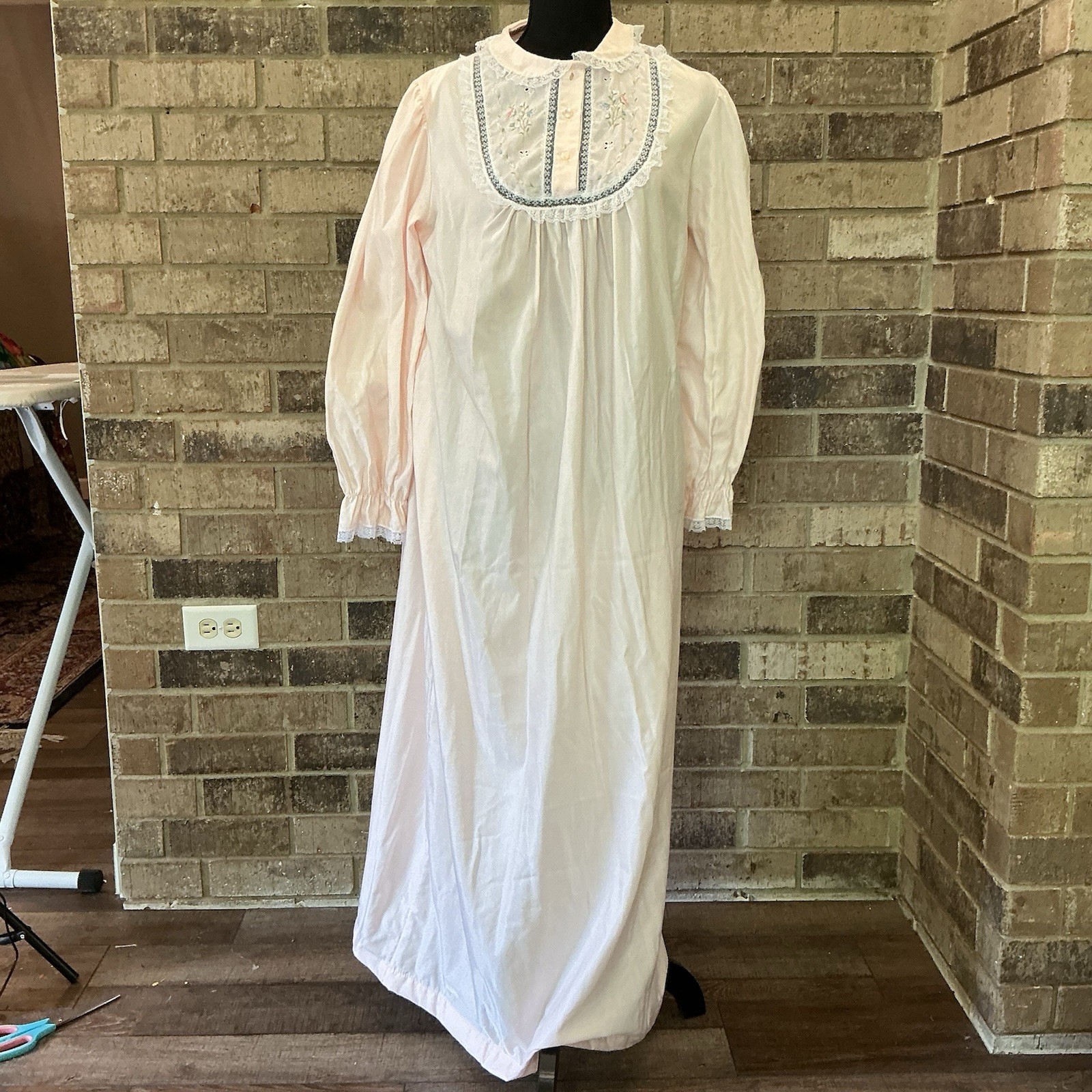 Size M – VINTAGE Barbizon Cuddleskin White Nightgown Long Sleeve Collared #23609