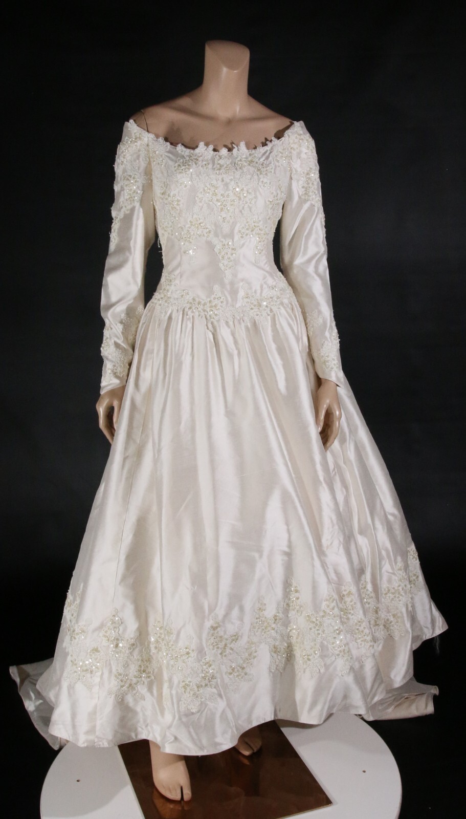 Unbranded Vintage 80s 90s Alencon Lace Long Sleeve Wedding Dress with Train 12