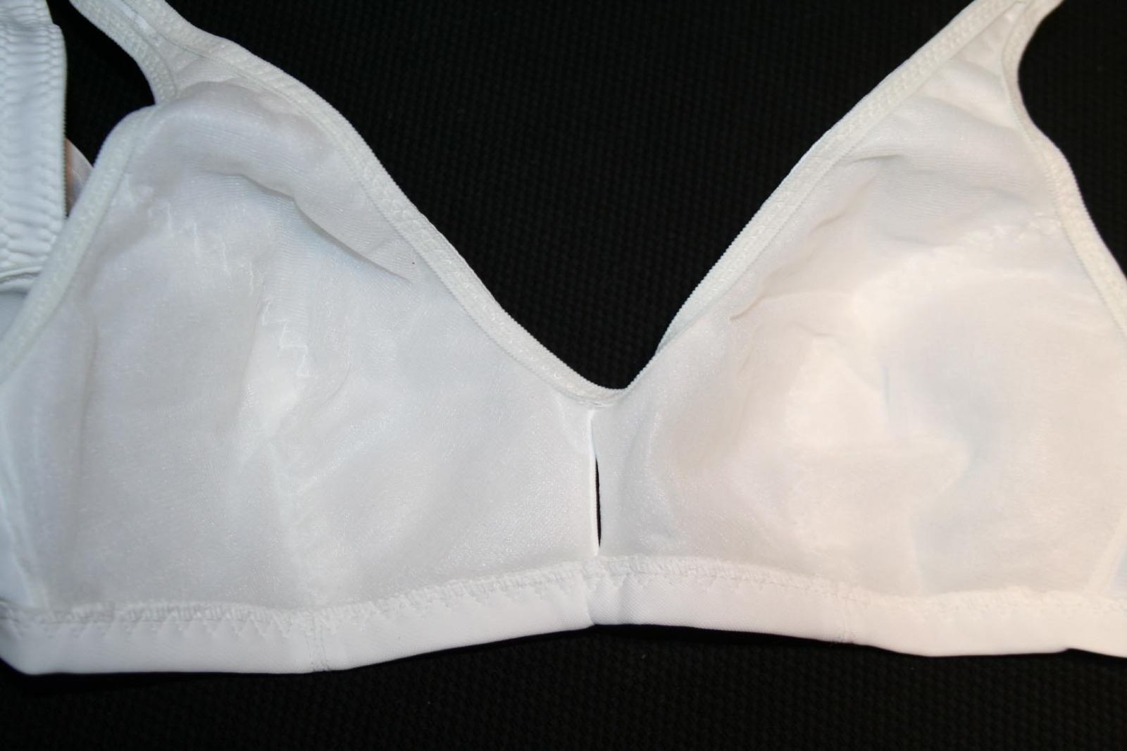 32B VTG 70s NOS Nylon CONTOUR Keyhole Bra Soft’n Sensuous Exquisite Form P3789