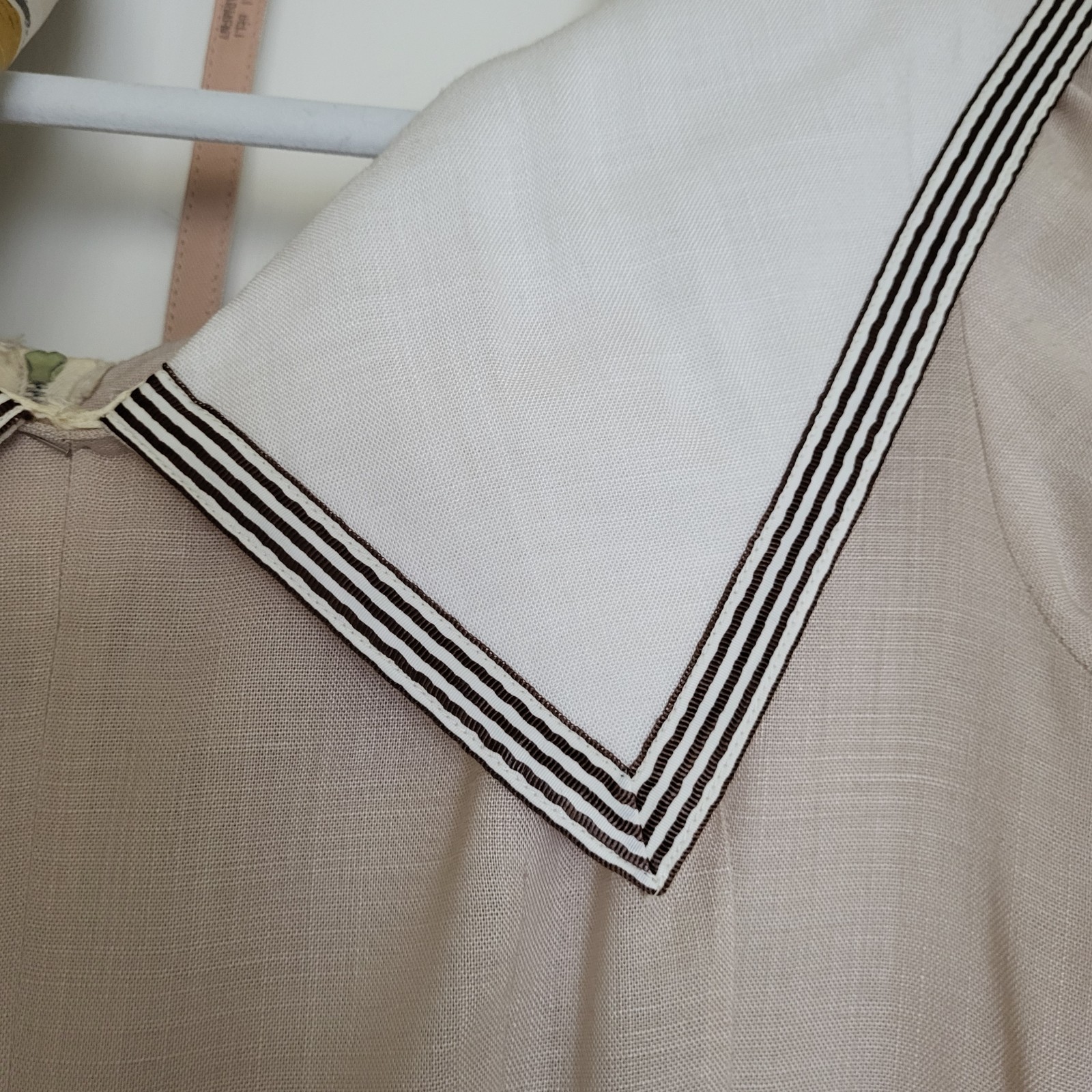 VTG Minx Modes Dress 60’s Beige Point Collar Pin Stripe Silk Scarf Retro