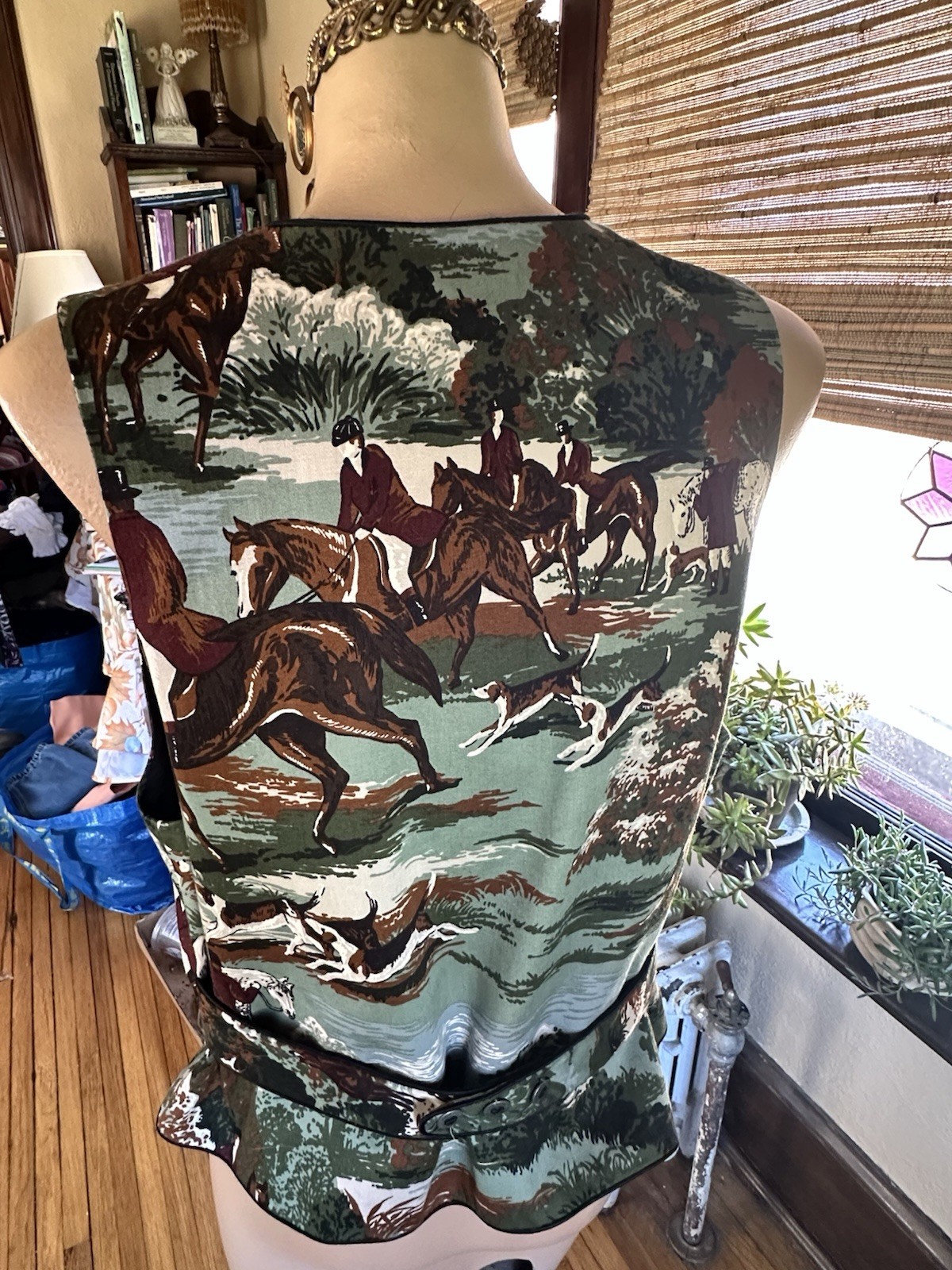 Crazy Horse Vest Size. M English Countryside Hunting Scene Vintage 90s