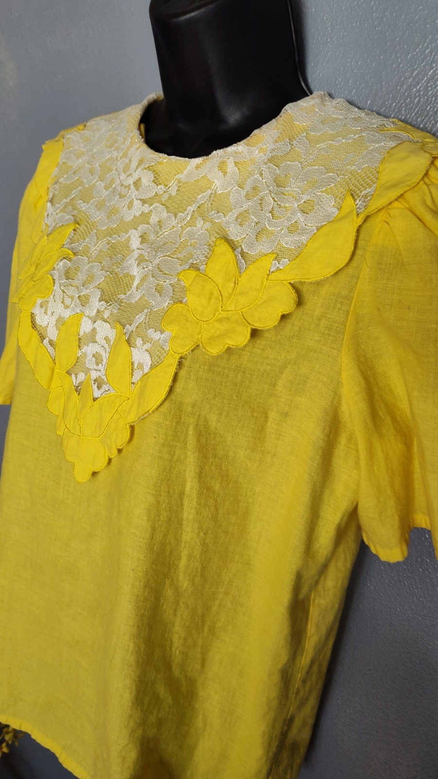 Beautiful Woman’s Vintage Size 10 Josephine Yellow Lace Short Sleeve Top