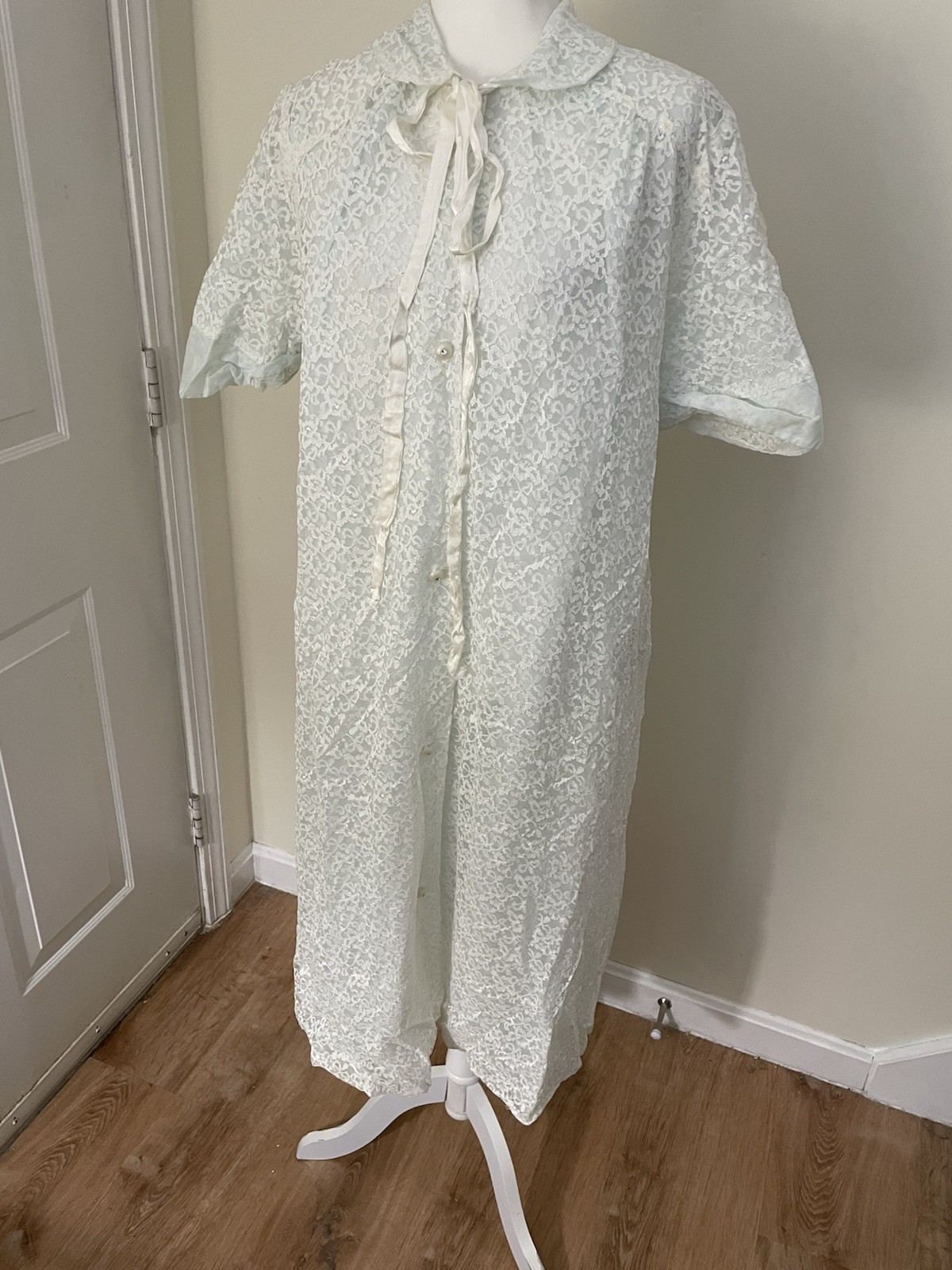 Vintage 1960’s Short Nylon And Lace Robe Fits A Modern 14/16