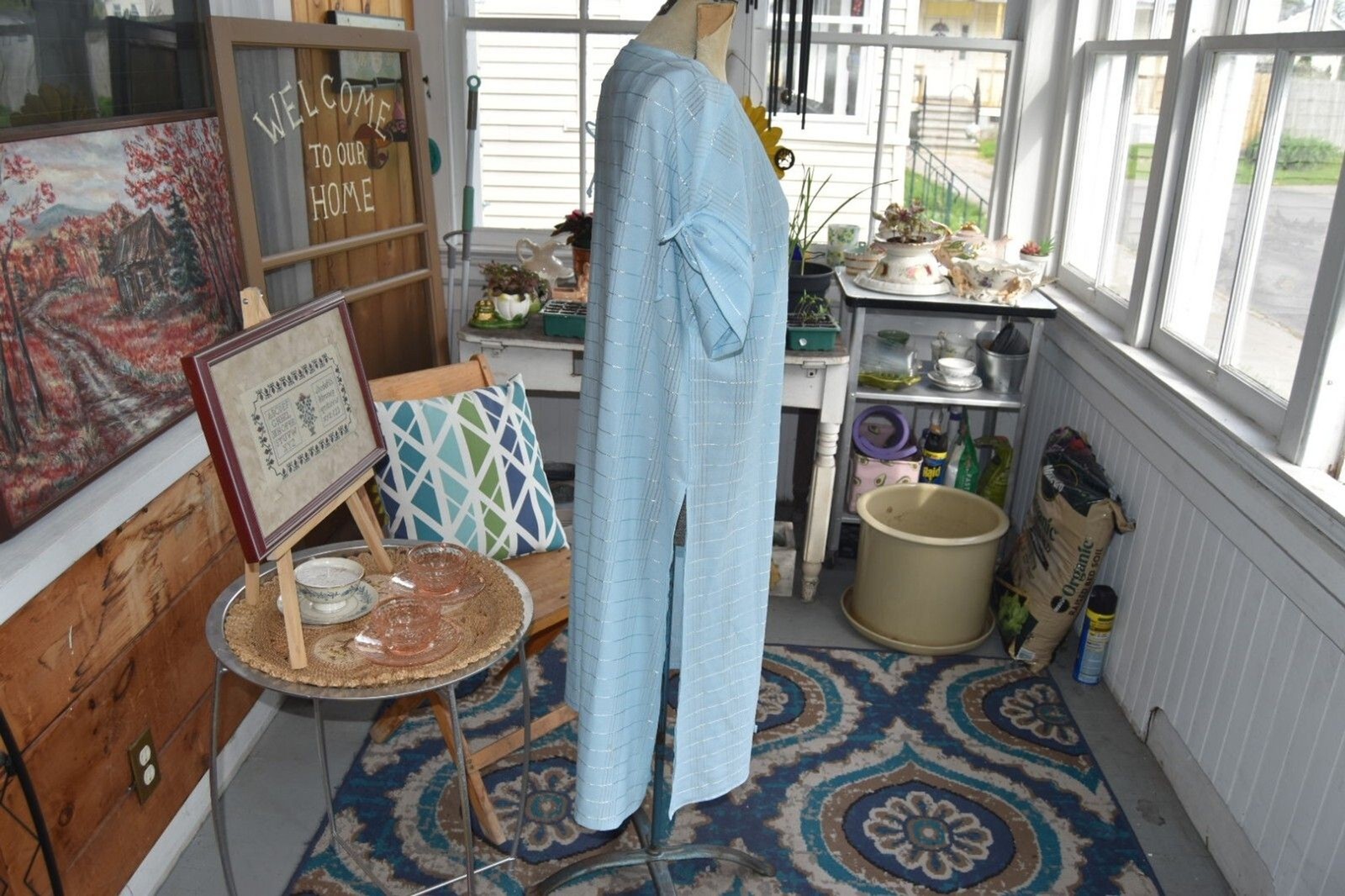 Vintage 1970s Robe Side Slits Tied Short Sleeves Blue In-Lay Pattern Size Medium