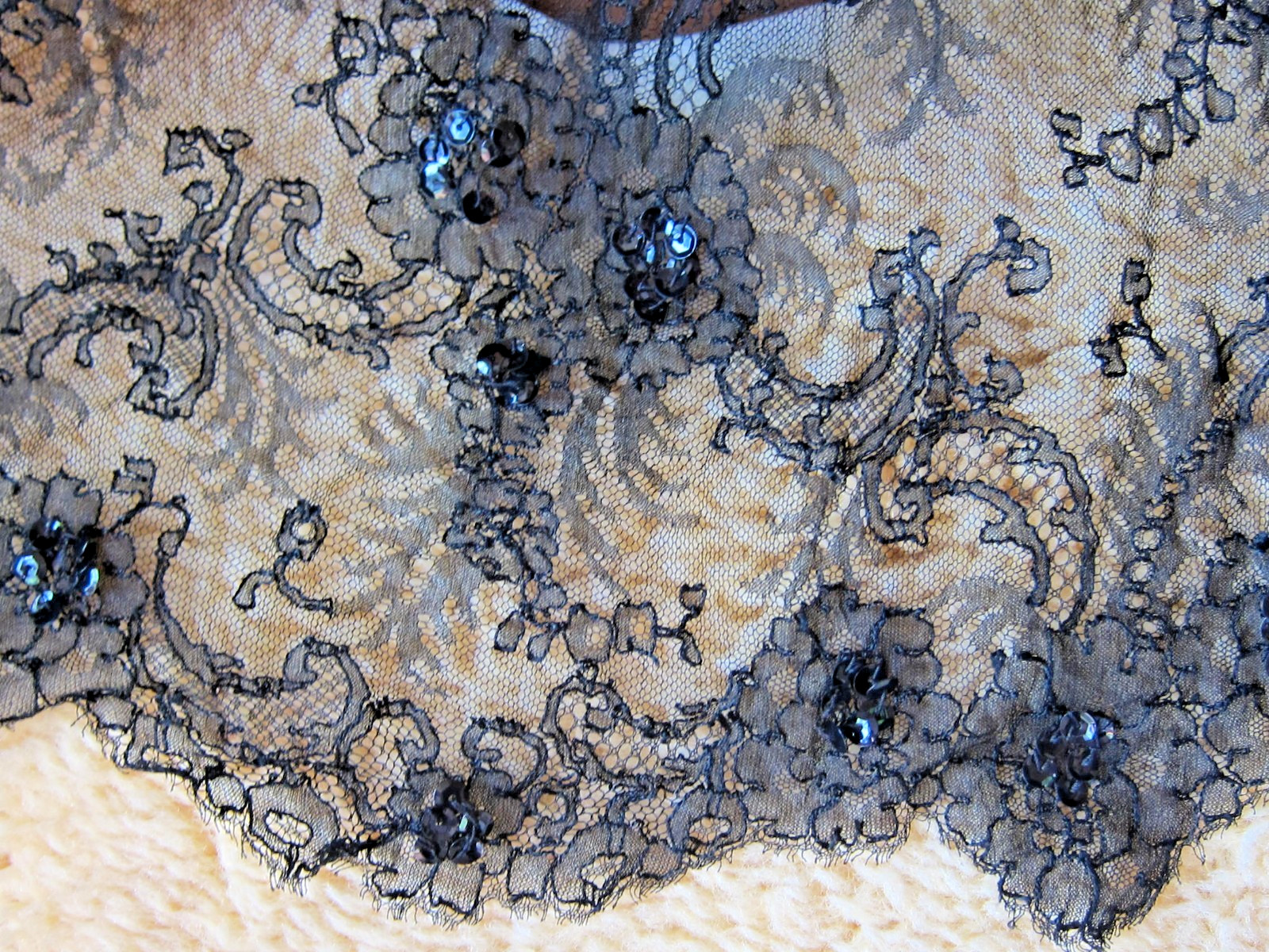 VTG 1950s Black Chantilly Lace Overskirt Panel 85” Sweep~Cupped Sequins~Scallops