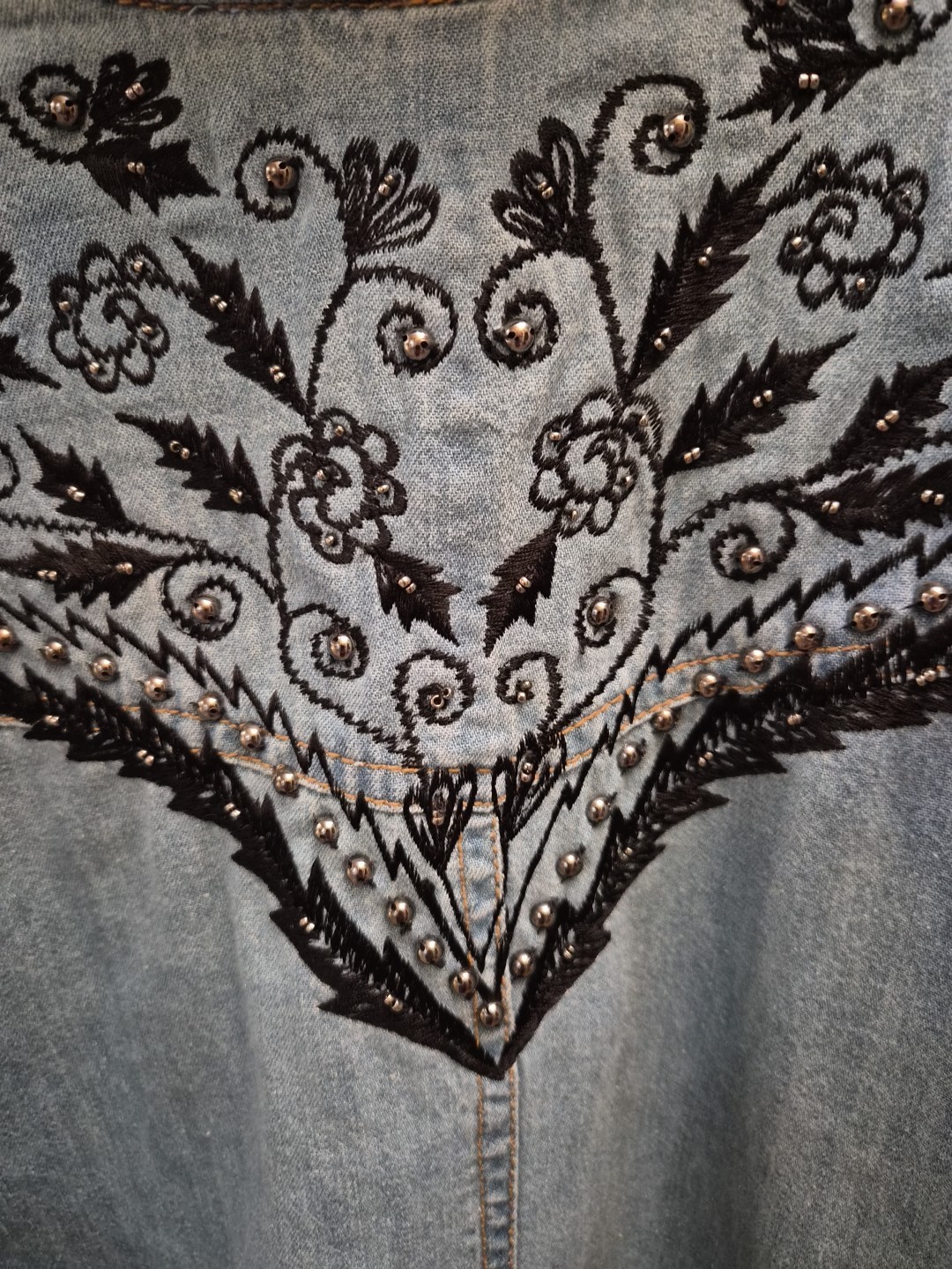 Vintage Collection Western Shirt, Embroidered and Beaded. Size SMALL. No Flaws.