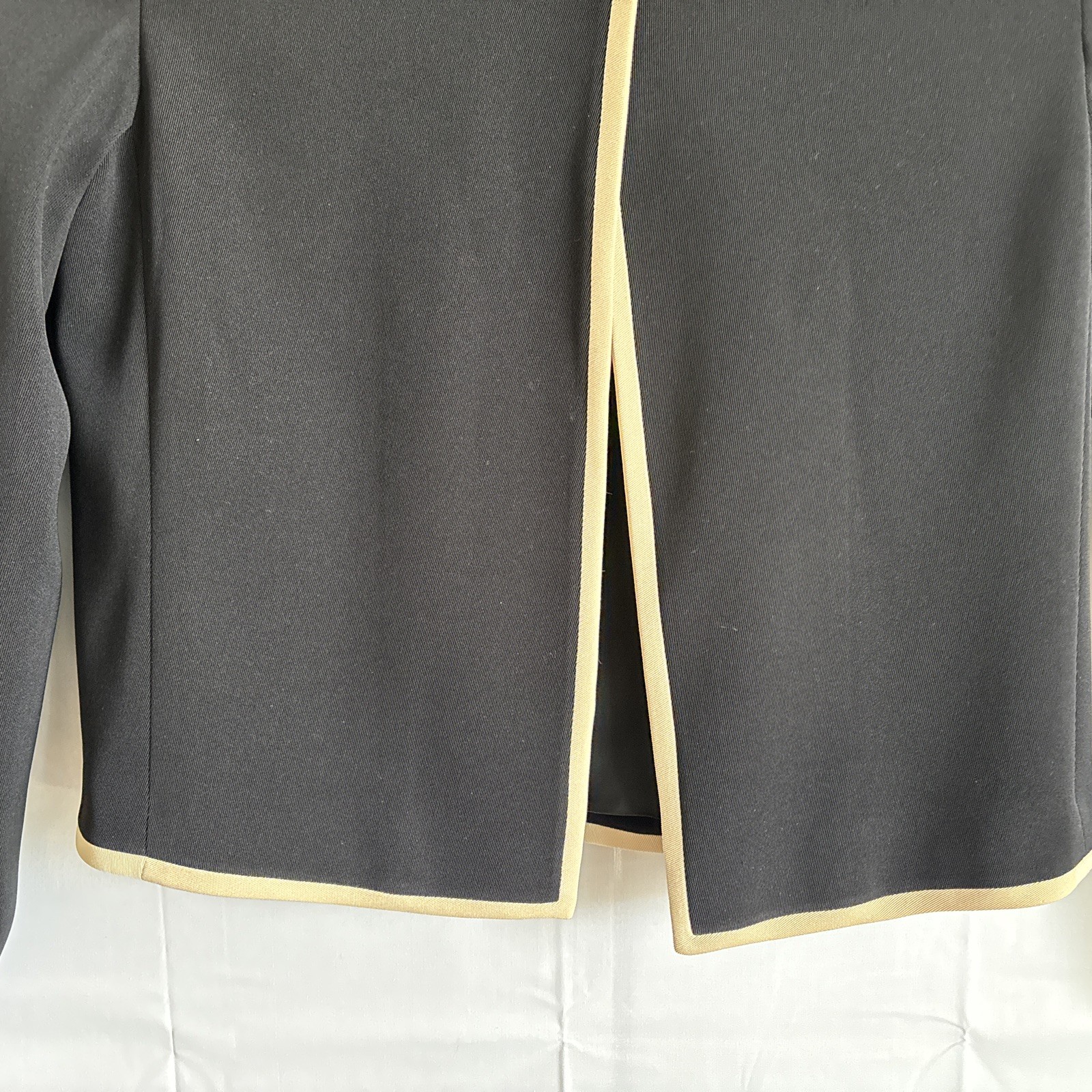 Worth Black Cream Trim Blazer Size 2 Vintage Minimalist Cropped Quiet Luxury