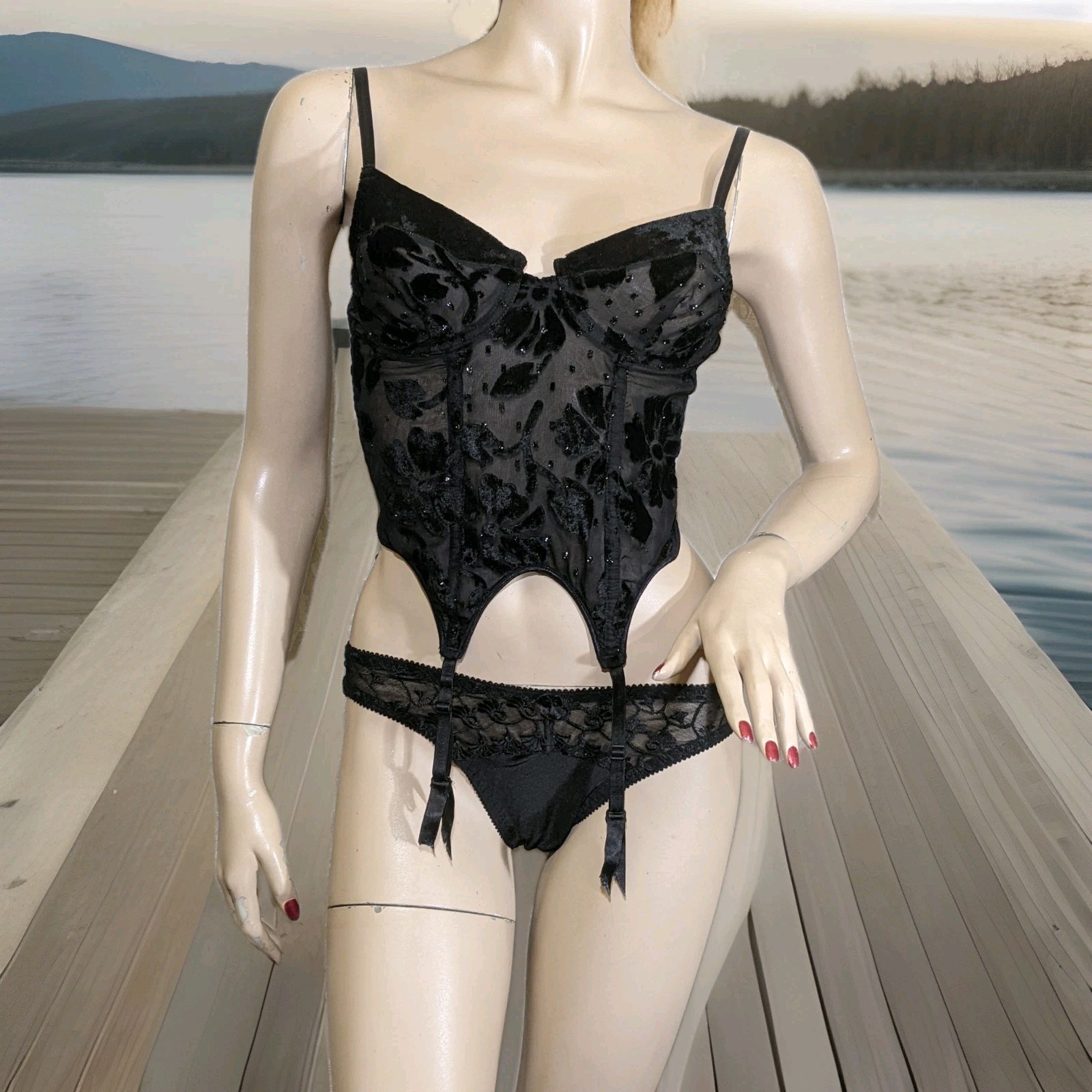 Victoria’s Secret Bustier Boned Stretch Wired Built-in Bra Garters + NEW Panty S