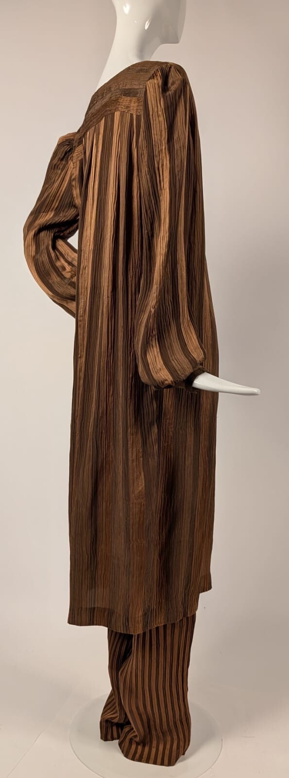 LUXURY 1970’S PLEATED SILK LOUNGING SUIT W OPEN FRONT MADE IN ITALY