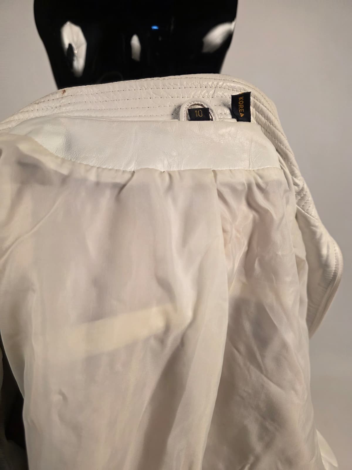 VINTAGE 1980’S WHITE PLEATHER JACKET W QUILT STITCH SHOULDERS + COLLAR