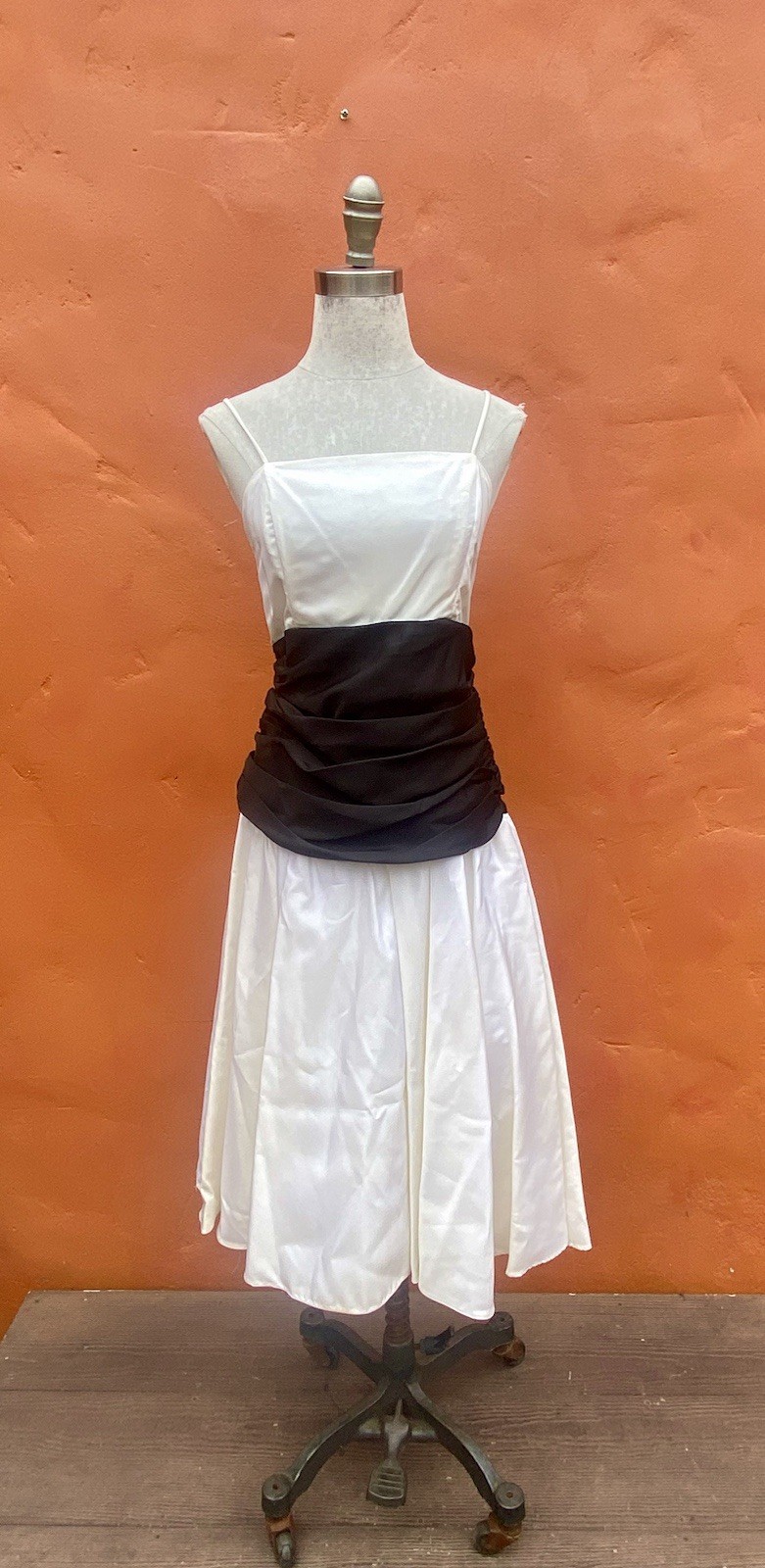 Vintage 1980s prom dress party cocktail Black White Fit Flare evening formal