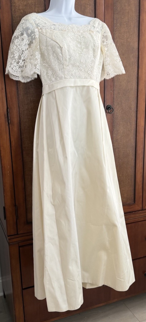 VTG 50s Wedding Dress Cream Lace Bodice Short Sleeve 28” Waist Bow Button Back