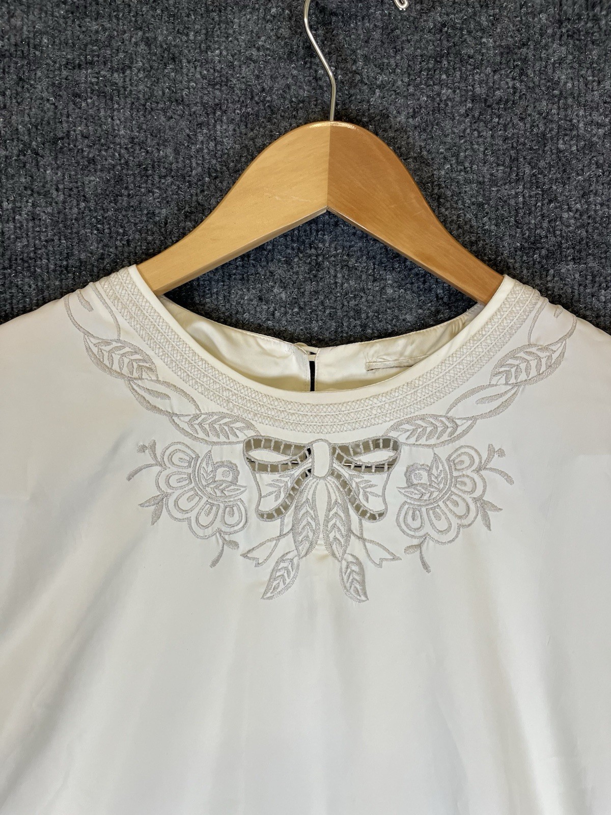 VTG 80s Ivory Cream Short Sleeve Blouse Embroidered Keyhole Back See Description