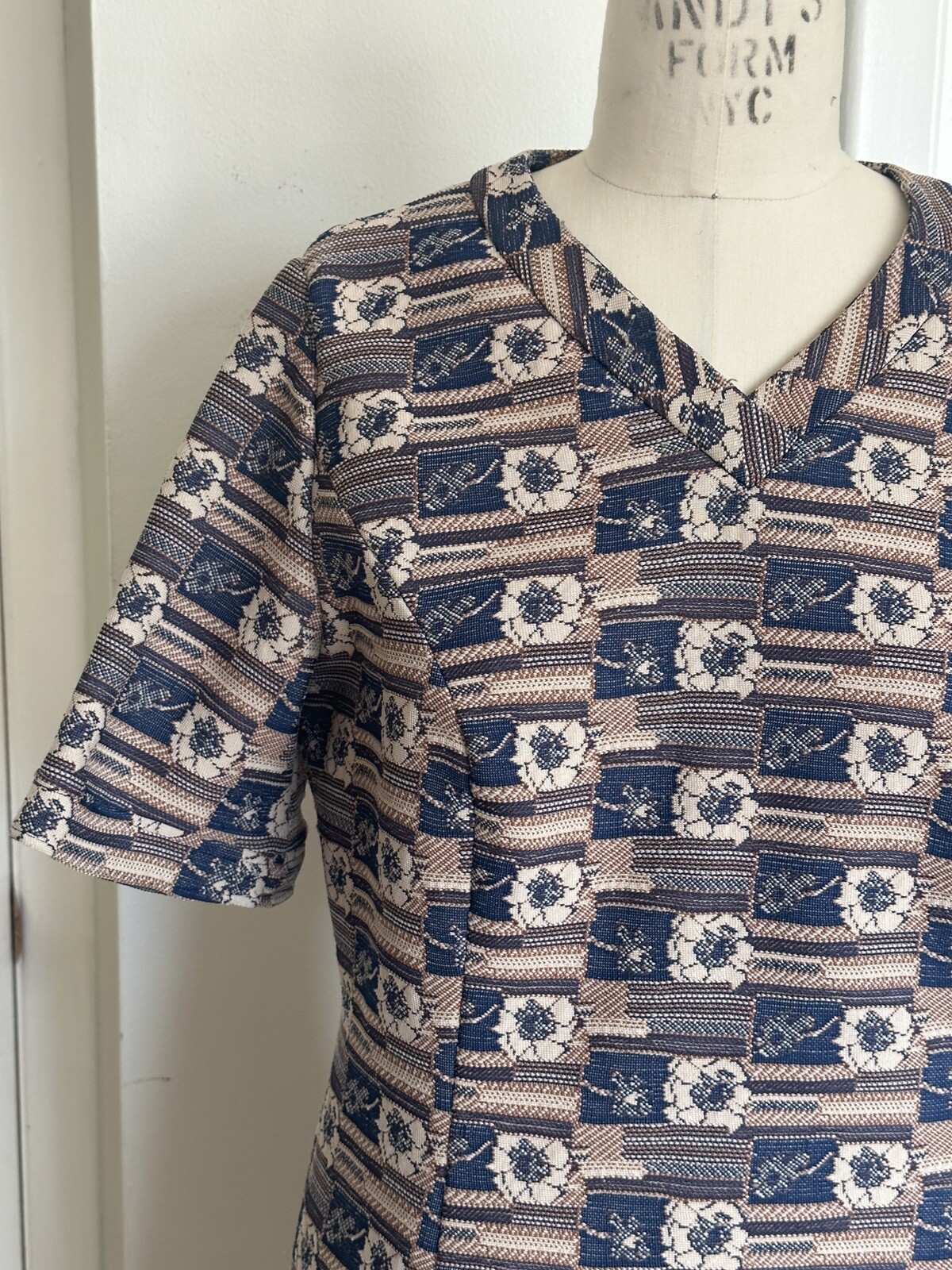 VTG 60s Leslie Pomer Mod Dress M/L Brown Black Floral V-Neck N11