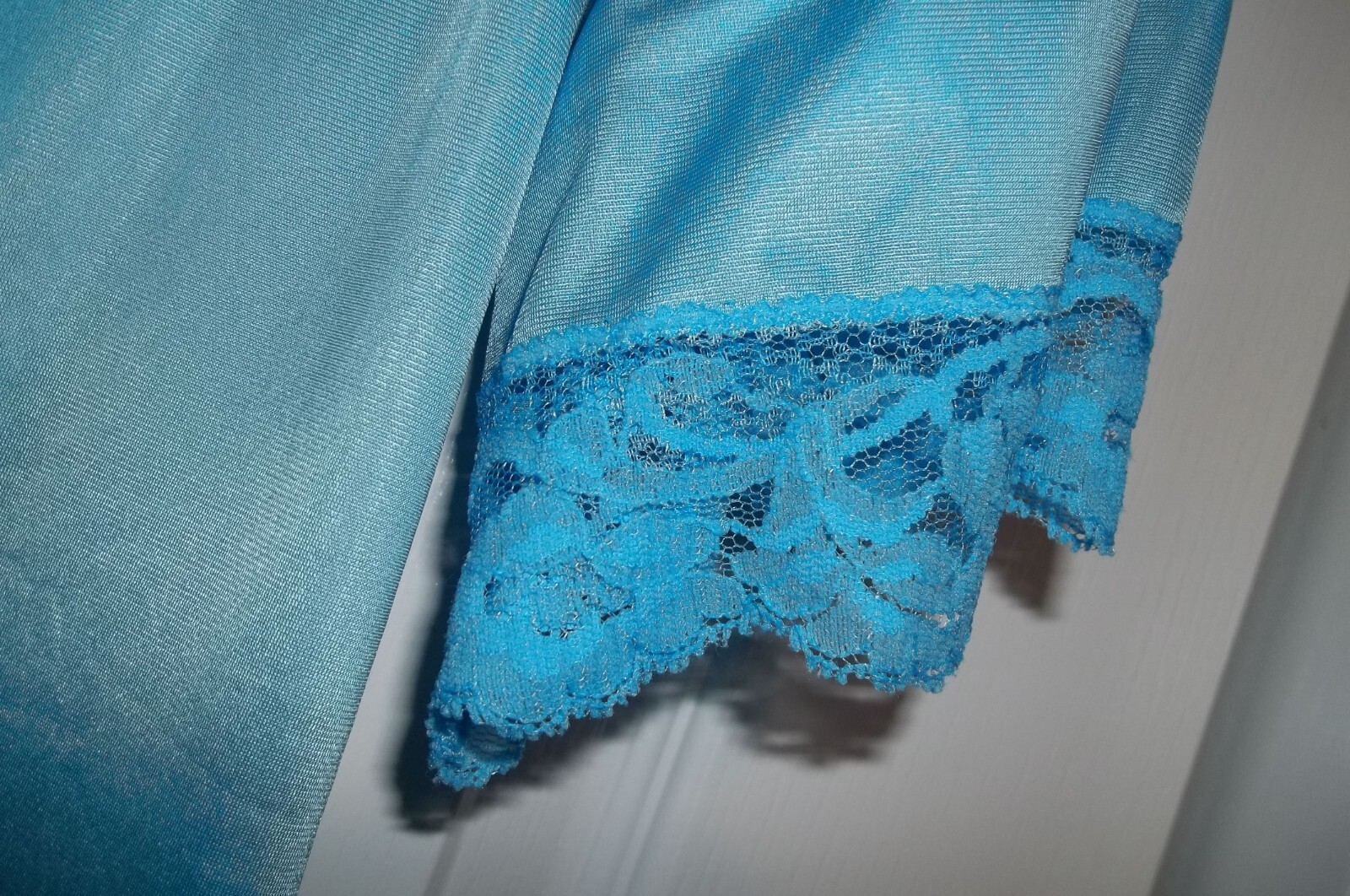 Henson Kickernick Nylon Robe with Pocket – Size Large – USA – Turquoise Blue