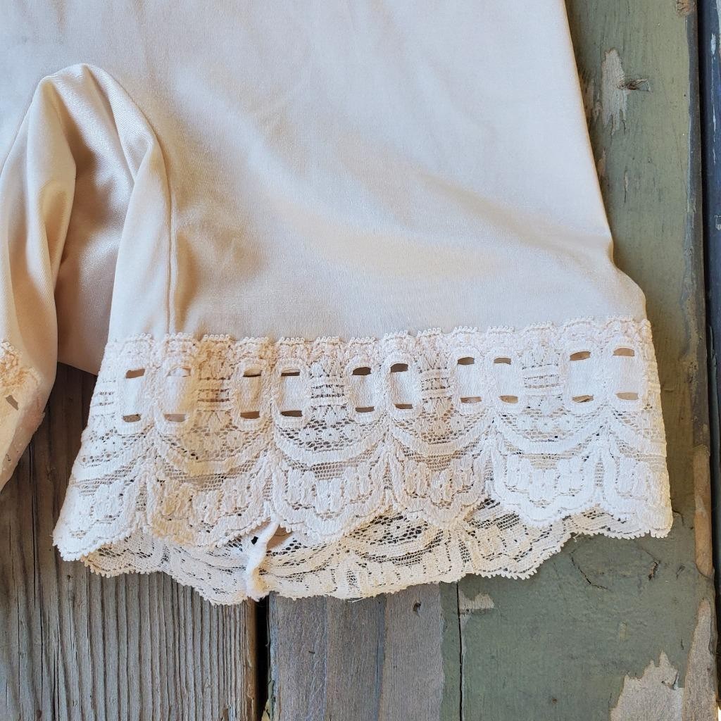 Small Olga 41212 Vintage Chantilly Beige Lace Trim Shorts Girdle Shapewear