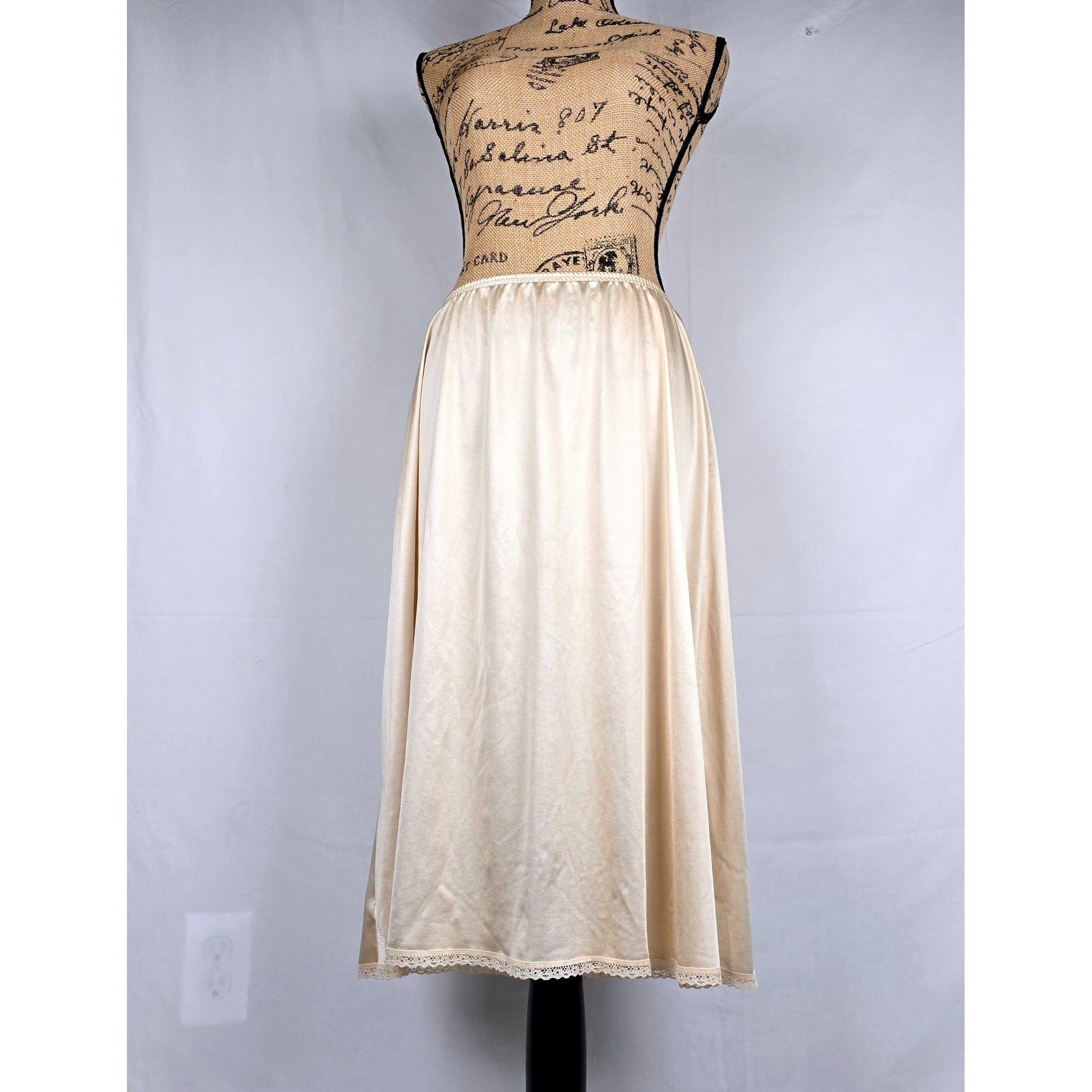 Vintage Vanity Fair Beige Antron III Nylon Lace Trim Half Slip Lingerie Large TT