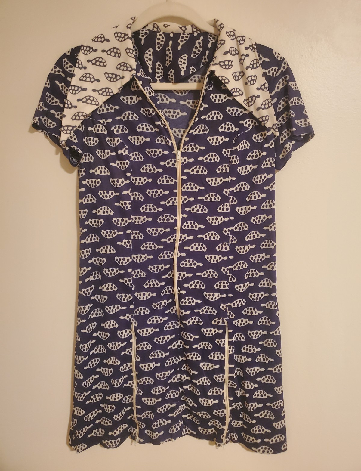 1960s 1970s Dagger Collar Novelty/Turtle Print Navy Blue/White Zip Up Mini Dress