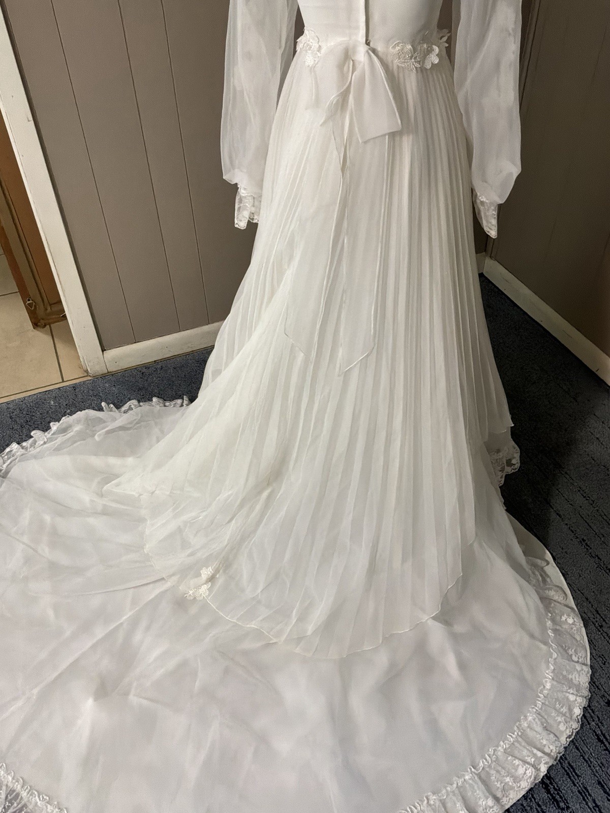 1960’s Vintage Wedding Gown Regal Neckline Delicate Lace Petite XS