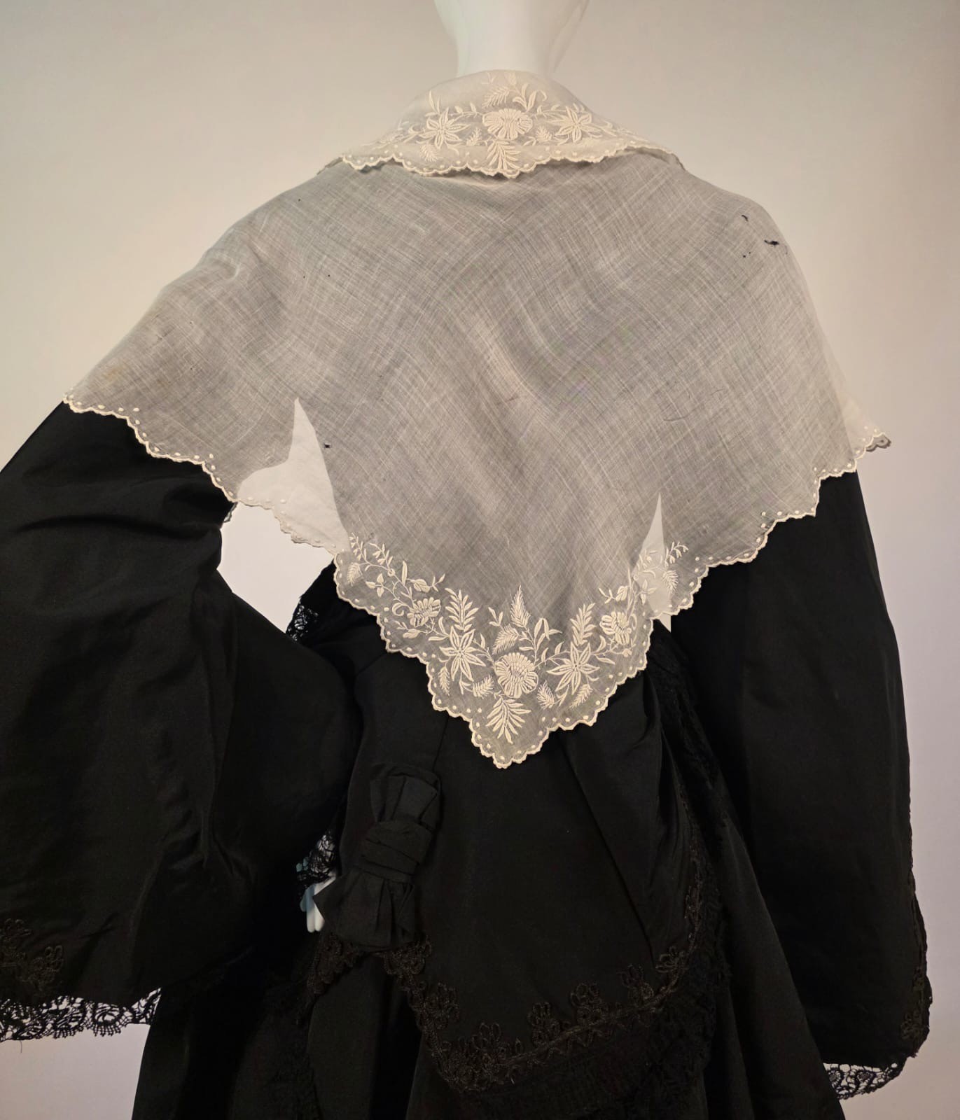 ANTIQUE 1830’S HAND EMBROIDERED MUSLIN PELERINE CAPE FOR DRESS 