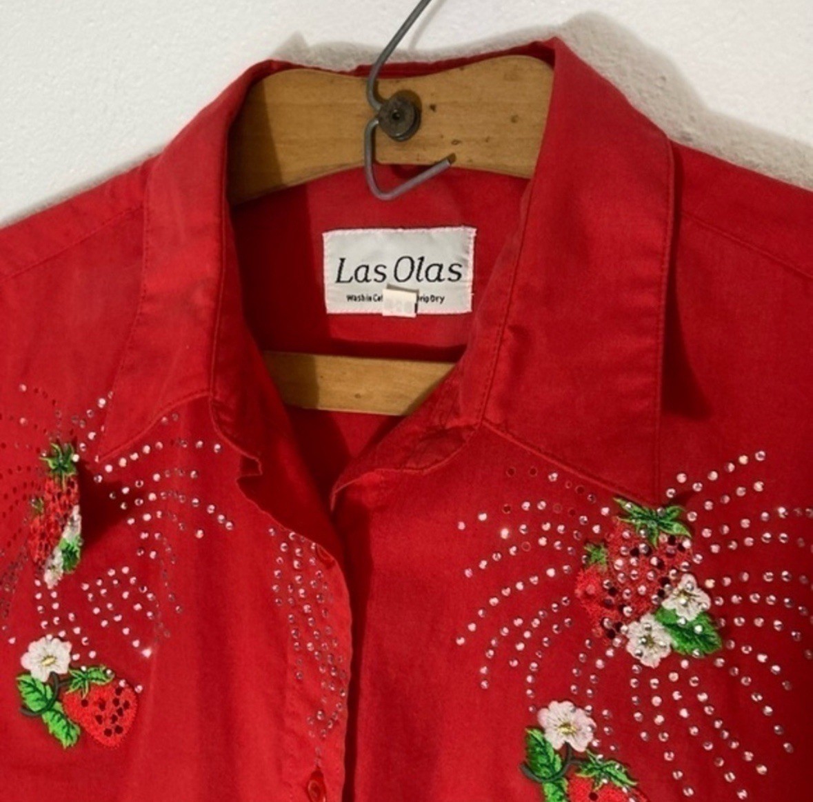 Vintage Las Olas red strawberry rhinestone appliqué button up shirt size Medium
