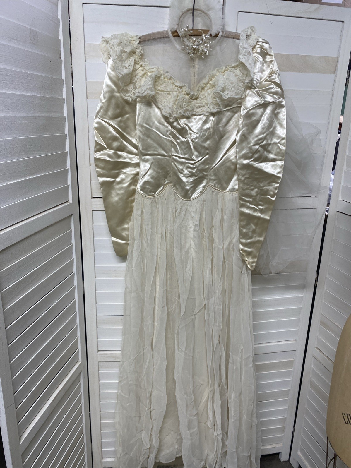 60s/70s Off White Satin Mesh Lace WEDDING Gown DRESS Train Veil Sz Small