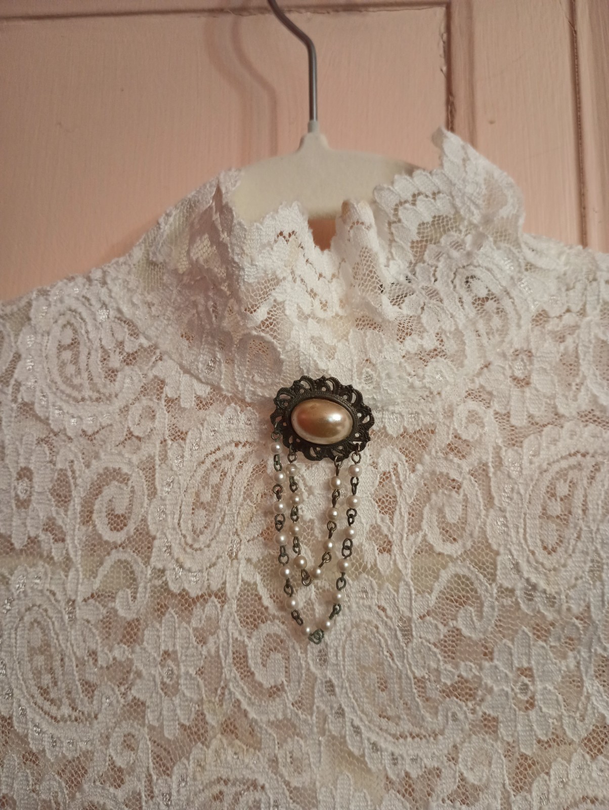 FASHION N Y ll VICTORIAN-EDWARDIAN White Lace Blouse Top SIZE M With Brooch