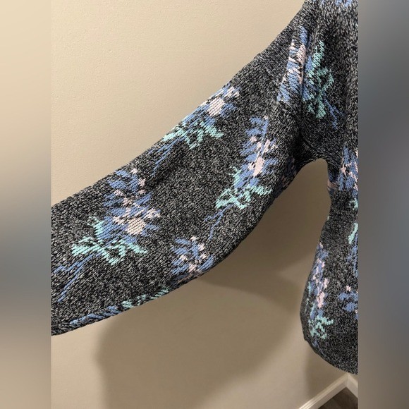 Kate Collin’s Vintage Floral Patterned Gray Sweater 80’s Retro-inspired.Medium